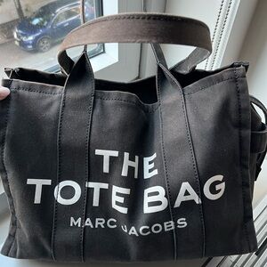 Large Marc Jacob’s bag tote large size still has life left. Looks worn.